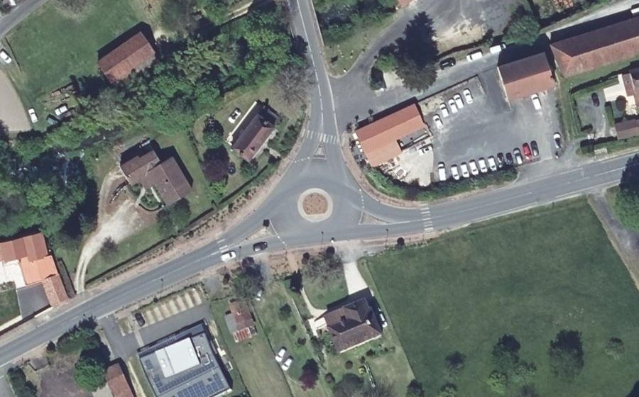 Vue aérienne du Rond-point anonyme n°375388216