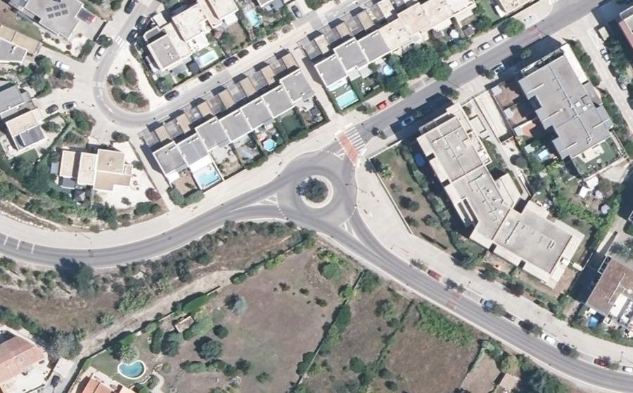 Vue aérienne du Rond-point anonyme n°375399497