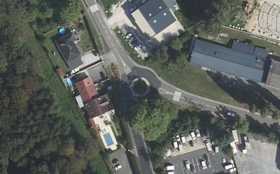 Vue aérienne du Rond-point anonyme n°37541447