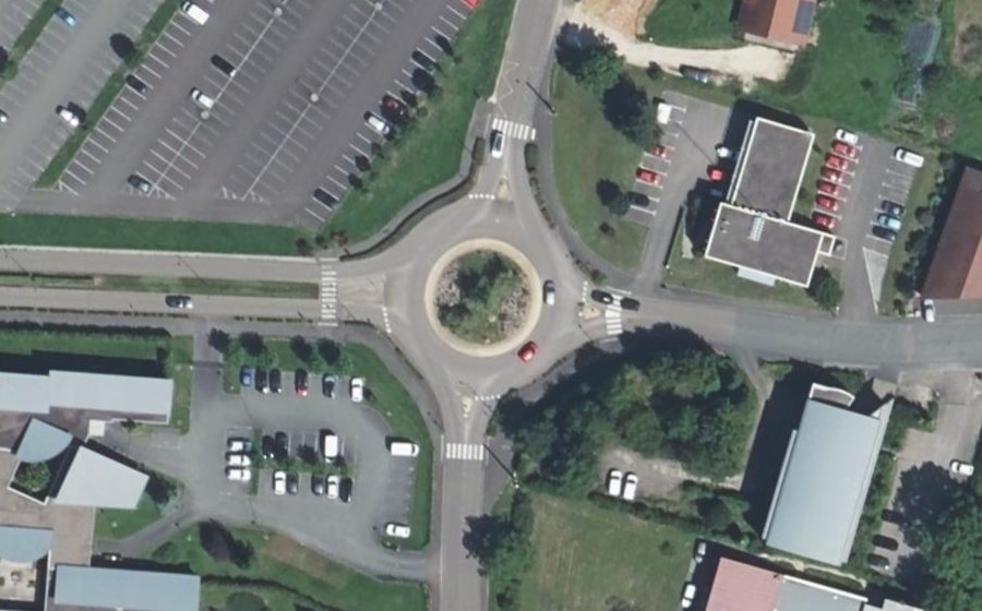 Vue aérienne du Rond-point anonyme n°37543586