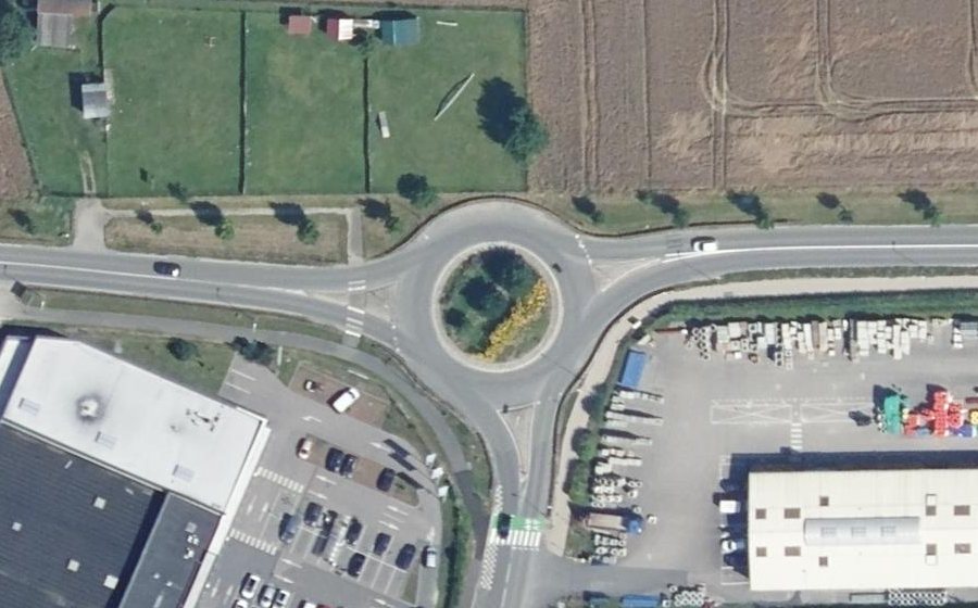 Vue aérienne du Rond-point anonyme n°375567103