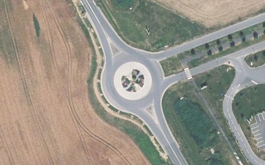 Vue aérienne du Rond-point anonyme n°375667026