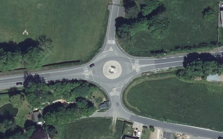 Vue aérienne du Rond-point anonyme n°375667493