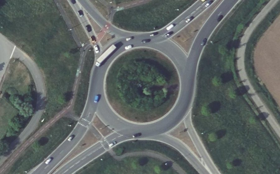 Vue aérienne du Rond-point anonyme n°375806781