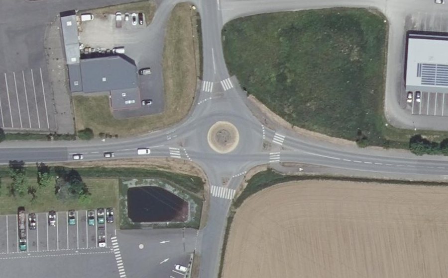 Vue aérienne du Rond-point anonyme n°37590609