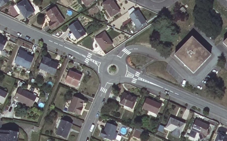 Vue aérienne du Rond-point anonyme n°375949747
