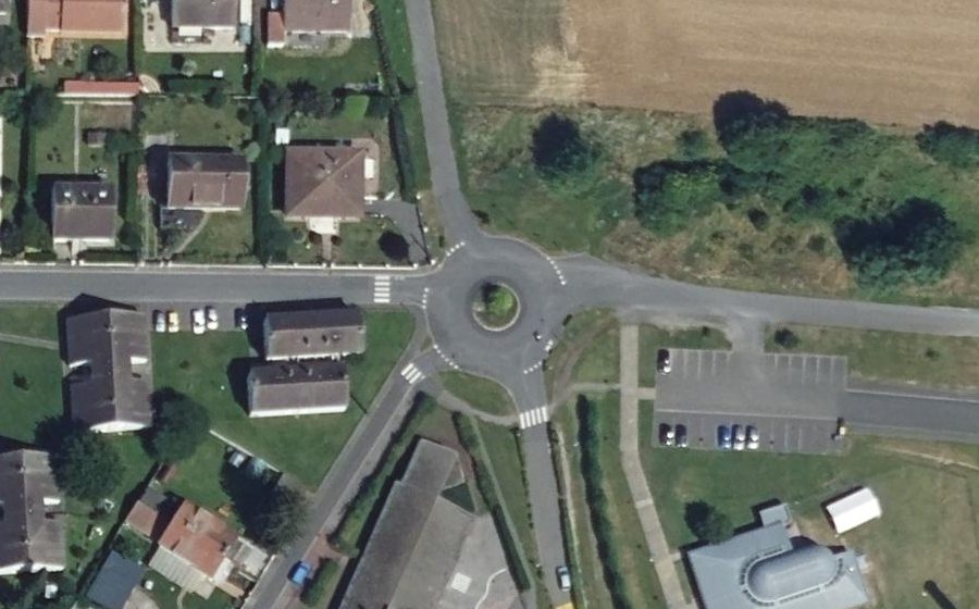 Vue aérienne du Rond-point anonyme n°375972660