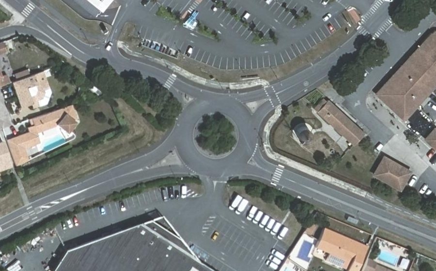 Vue aérienne du Rond-point anonyme n°37600233
