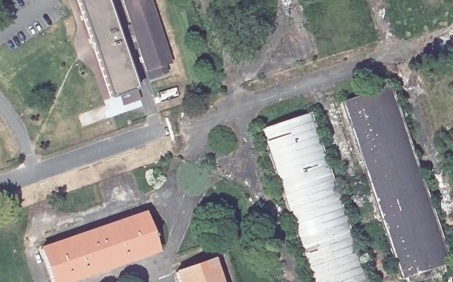 Vue aérienne du Rond-point anonyme n°376067909
