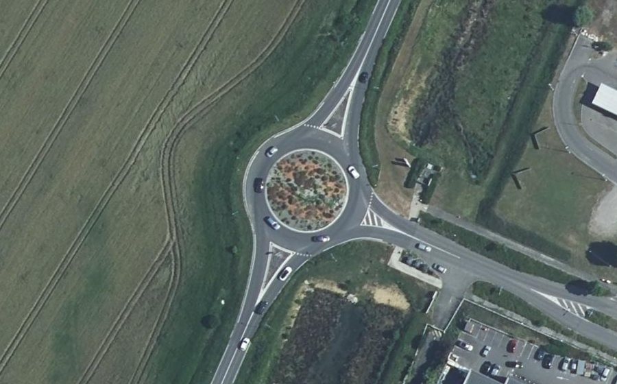 Vue aérienne du Rond-point anonyme n°37612595