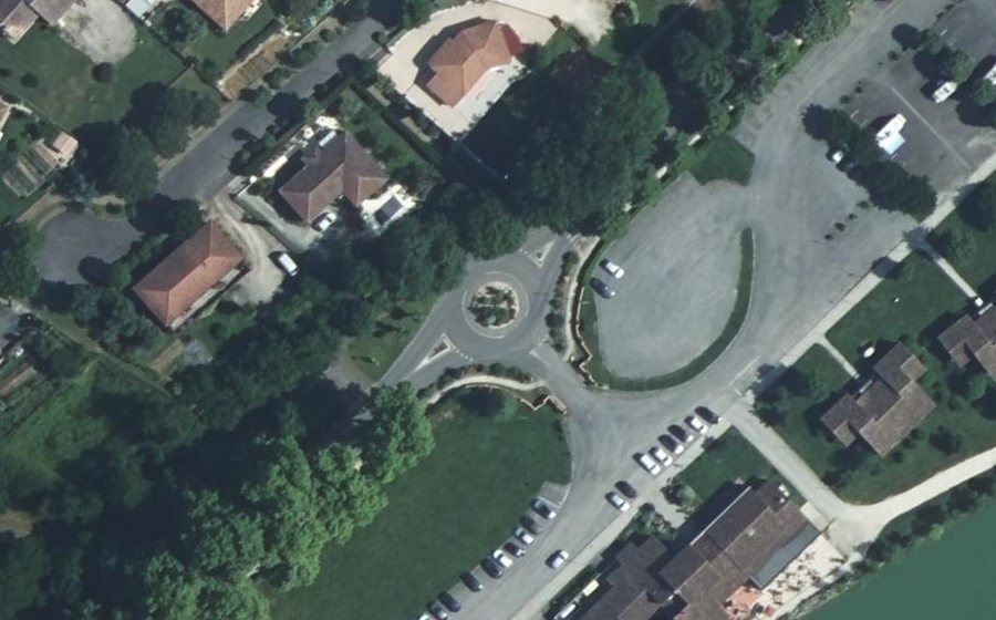 Vue aérienne du Rond-point anonyme n°37613520