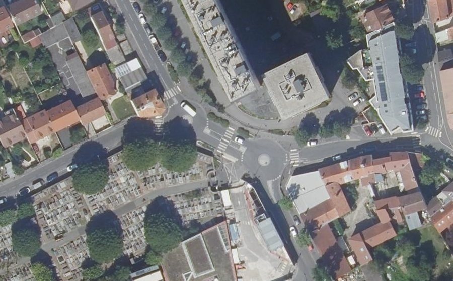 Vue aérienne du Rond-point anonyme n°376155124