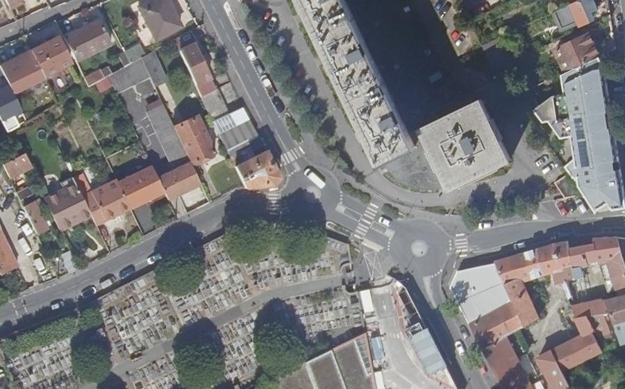 Vue aérienne du Rond-point anonyme n°376155125