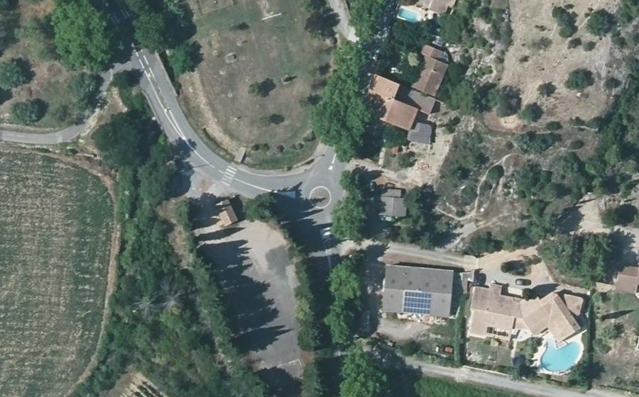 Vue aérienne du Rond-point anonyme n°376157835