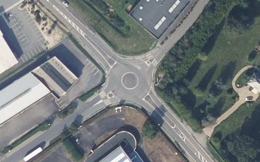 Vue aérienne du Rond-point anonyme n°376217057