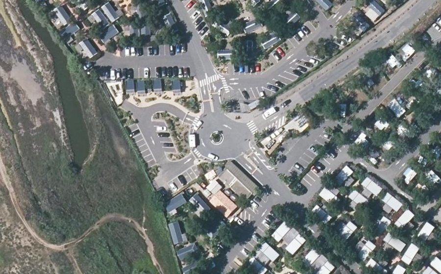 Vue aérienne du Rond-point anonyme n°376231727