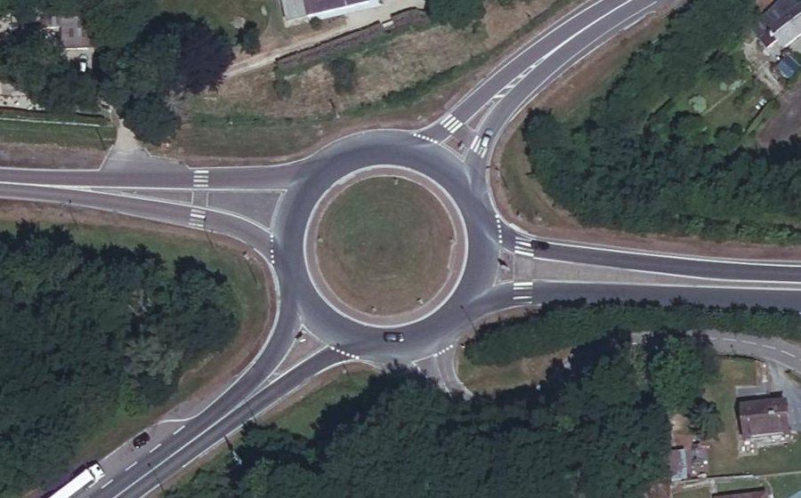 Vue aérienne du Rond-point anonyme n°37626489
