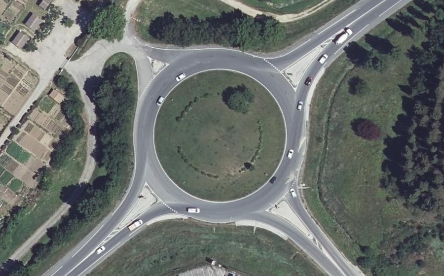Vue aérienne du Rond-point anonyme n°37627535