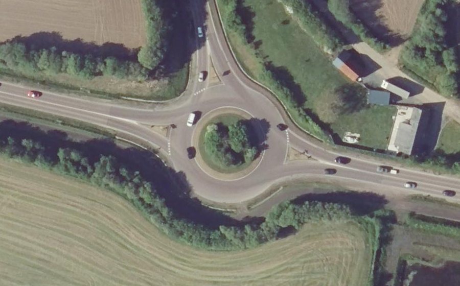 Vue aérienne du Rond-point anonyme n°37639558