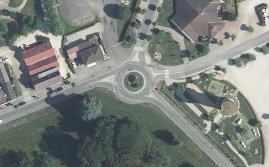 Vue aérienne du Rond-point anonyme n°37640814