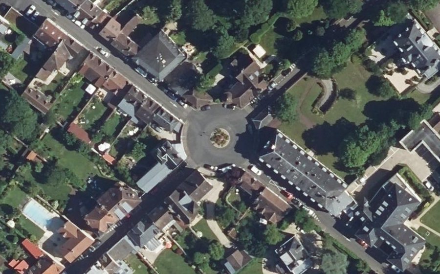 Vue aérienne du Rond-point anonyme n°37657879