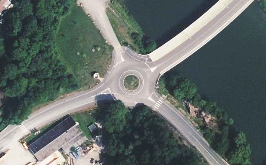 Vue aérienne du Rond-point anonyme n°376649259
