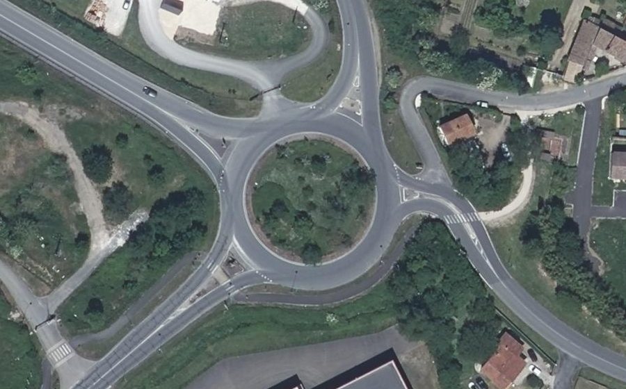 Vue aérienne du Rond-point anonyme n°37670627