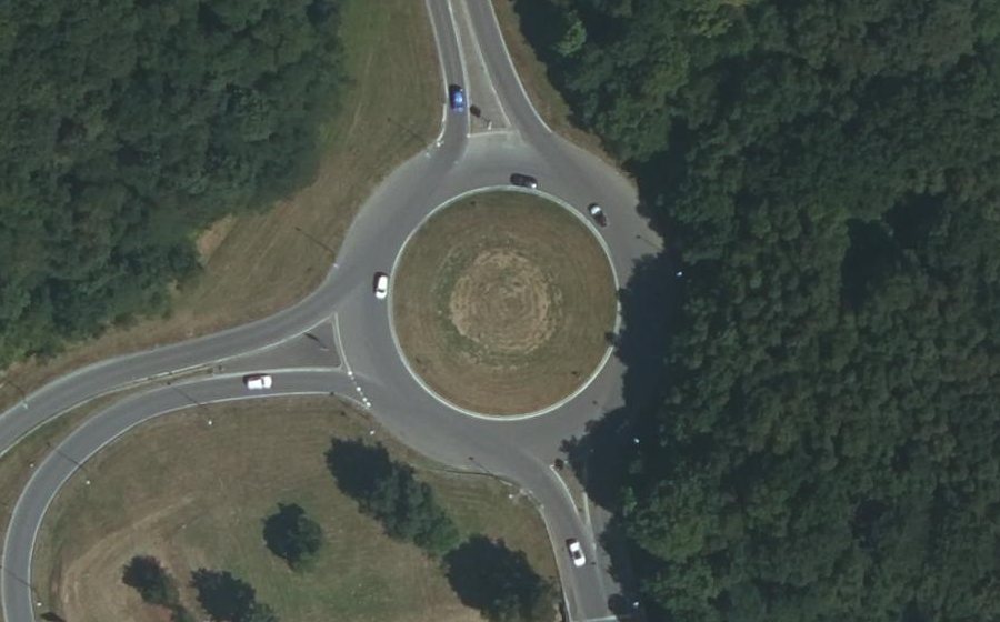 Vue aérienne du Rond-point anonyme n°37671155