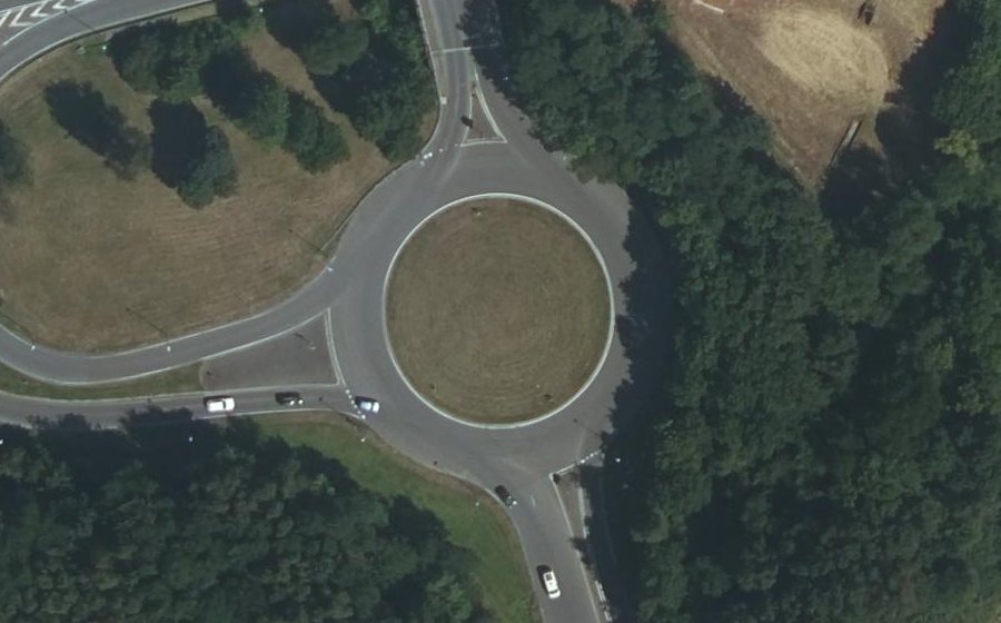 Vue aérienne du Rond-point anonyme n°37671156