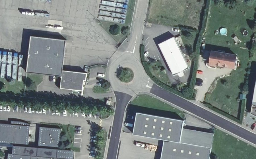 Vue aérienne du Rond-point anonyme n°376723517