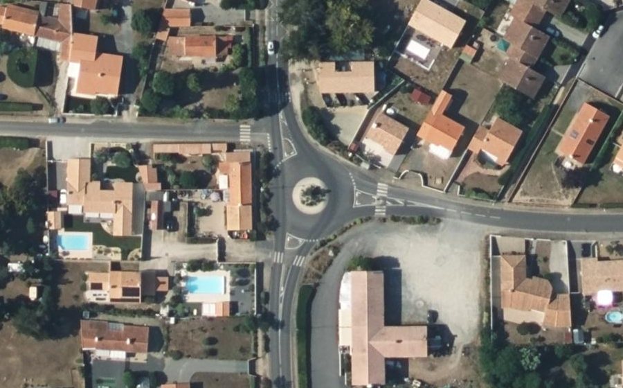 Vue aérienne du Rond-point anonyme n°376729359