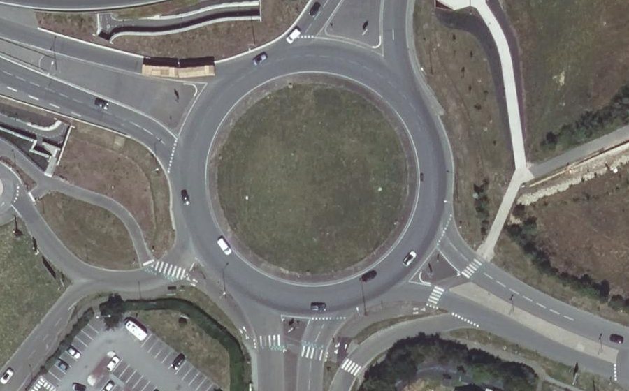 Vue aérienne du Rond-point anonyme n°376754625