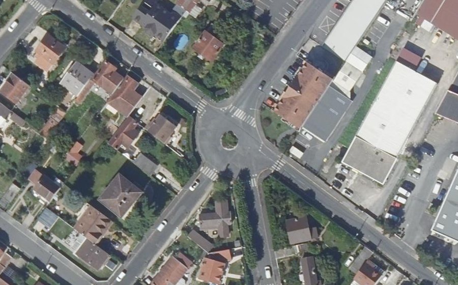 Vue aérienne du Rond-point anonyme n°37677282