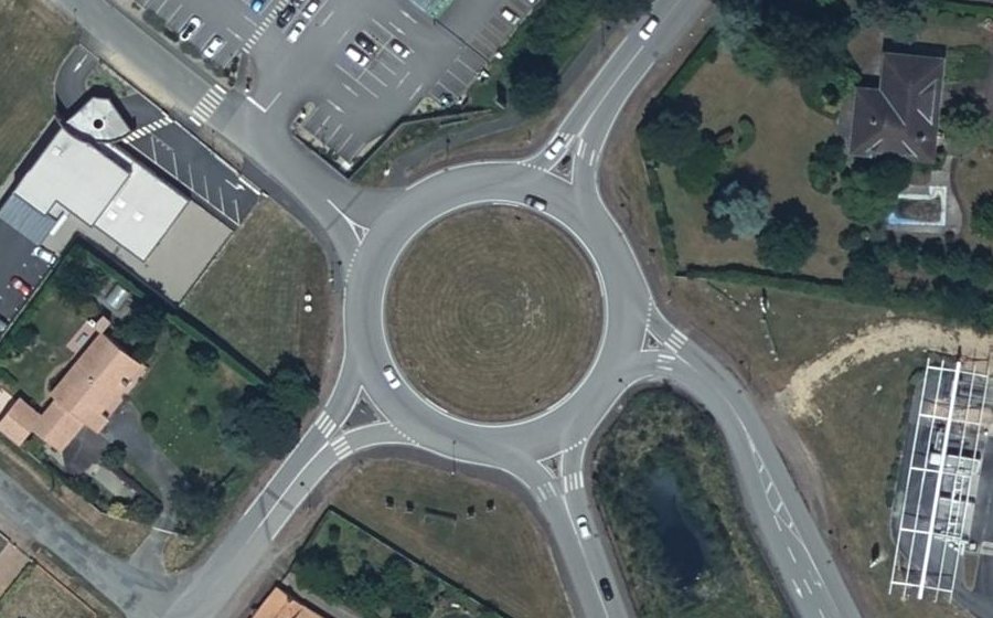 Vue aérienne du Rond-point anonyme n°37680562
