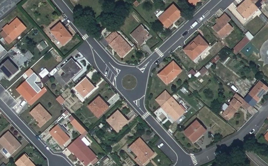 Vue aérienne du Rond-point anonyme n°37680576