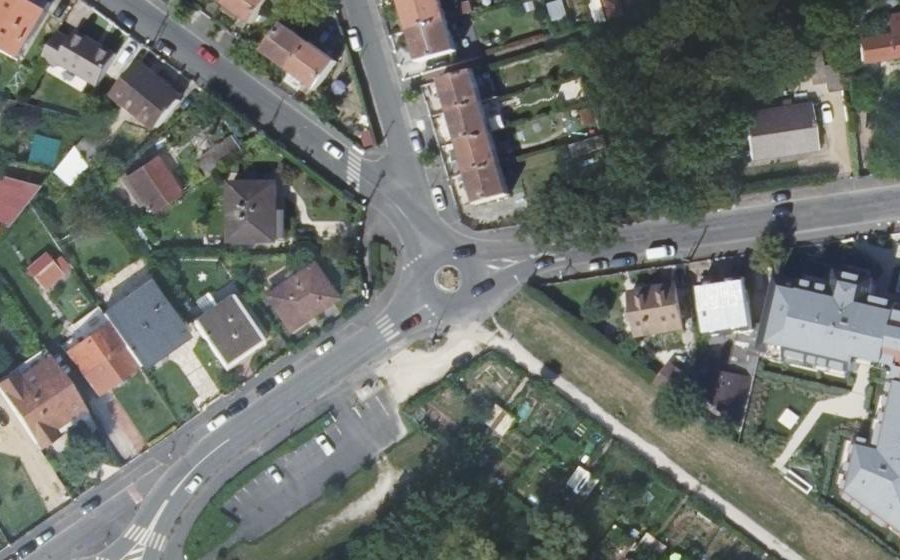 Vue aérienne du Rond-point anonyme n°37683098