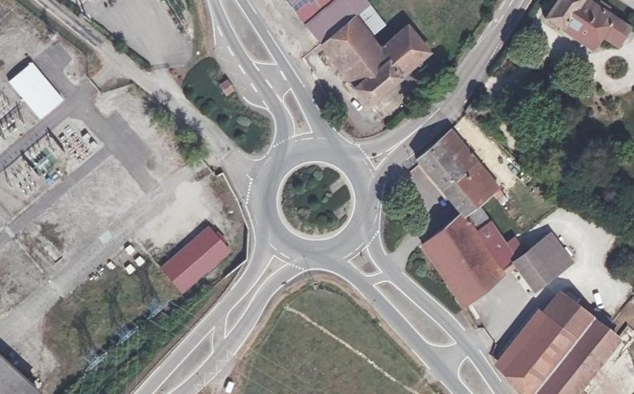 Vue aérienne du Rond-point anonyme n°37683609