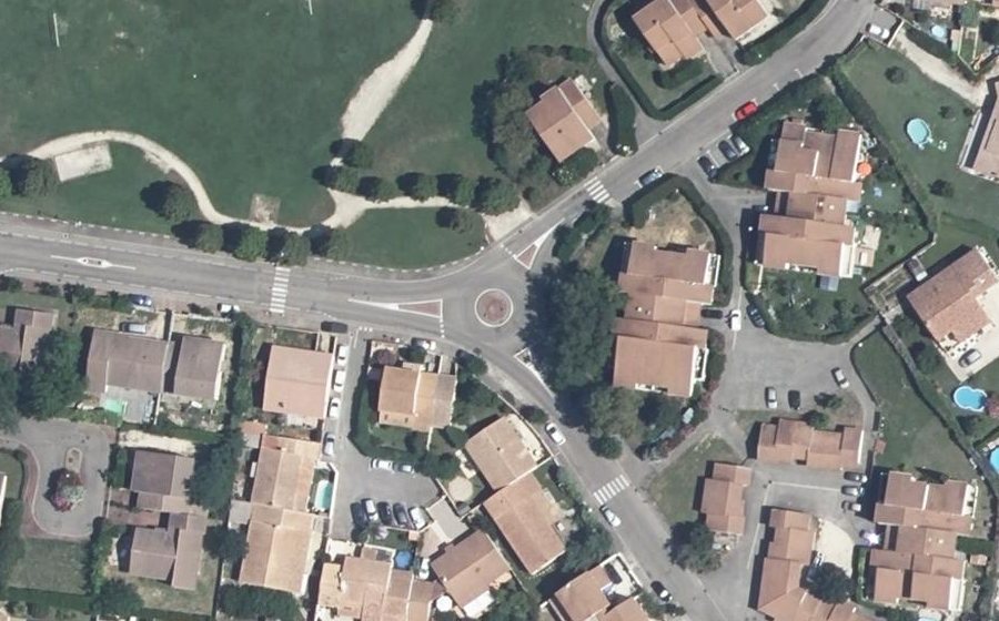 Vue aérienne du Rond-point anonyme n°37694854