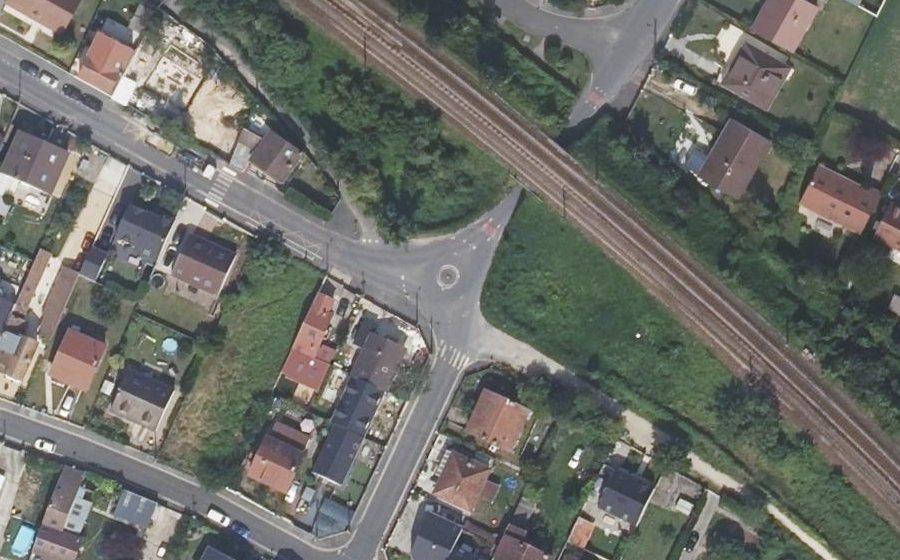 Vue aérienne du Rond-point anonyme n°376974557