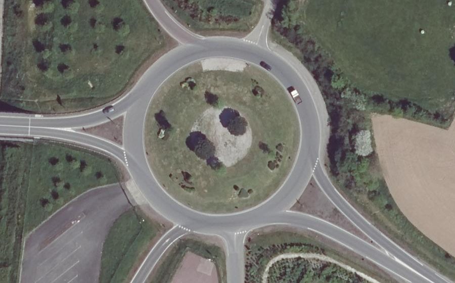 Vue aérienne du Rond-point anonyme n°37699211