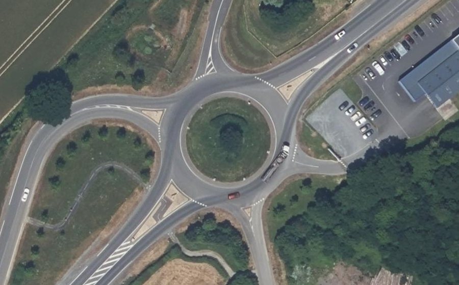 Vue aérienne du Rond-point anonyme n°37707801