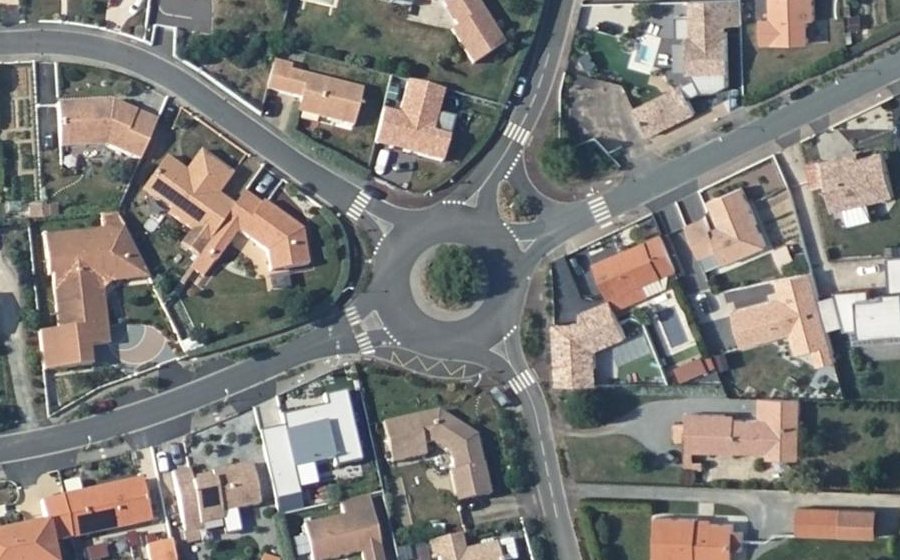 Vue aérienne du Rond-point anonyme n°377094674