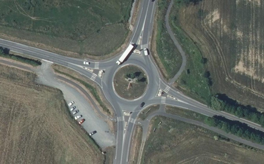 Vue aérienne du Rond-point anonyme n°377094678