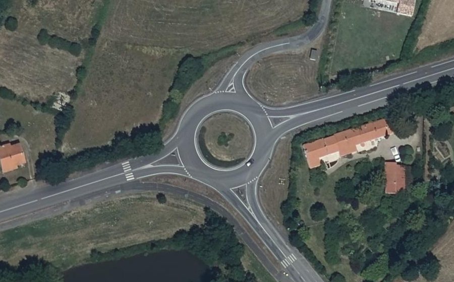 Vue aérienne du Rond-point anonyme n°37713721