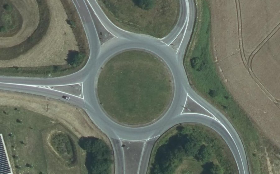Vue aérienne du Rond-point anonyme n°37719310