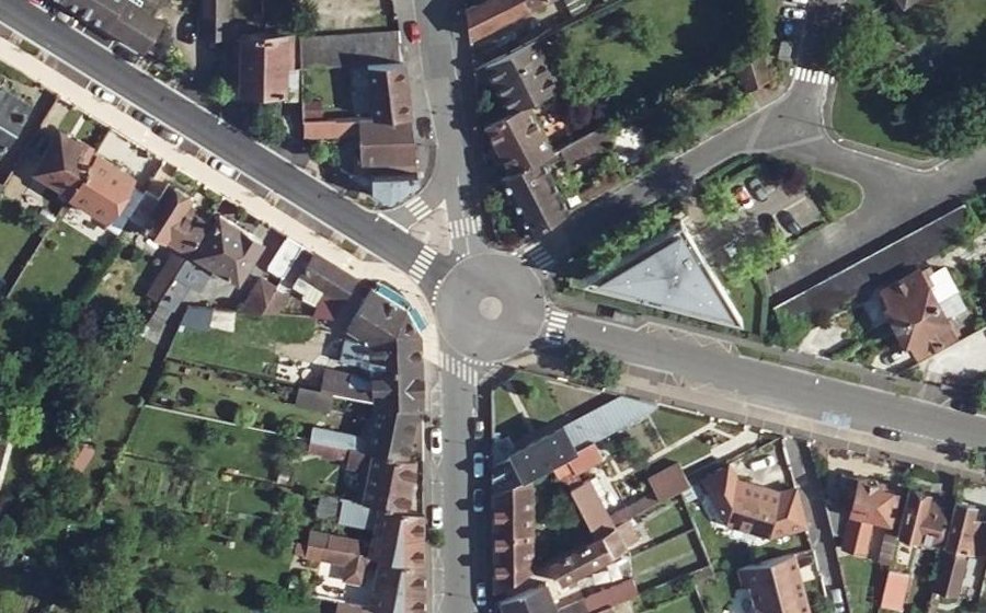 Vue aérienne du Rond-point anonyme n°37720894