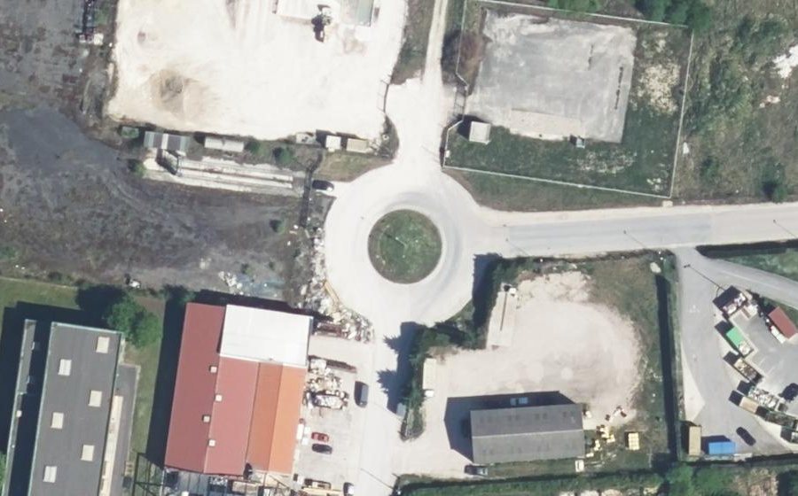 Vue aérienne du Rond-point anonyme n°377262559