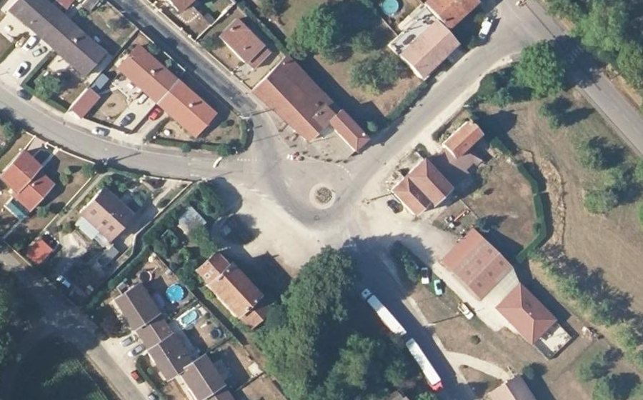 Vue aérienne du Rond-point anonyme n°377289656