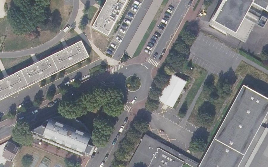 Vue aérienne du Rond-point anonyme n°377290033