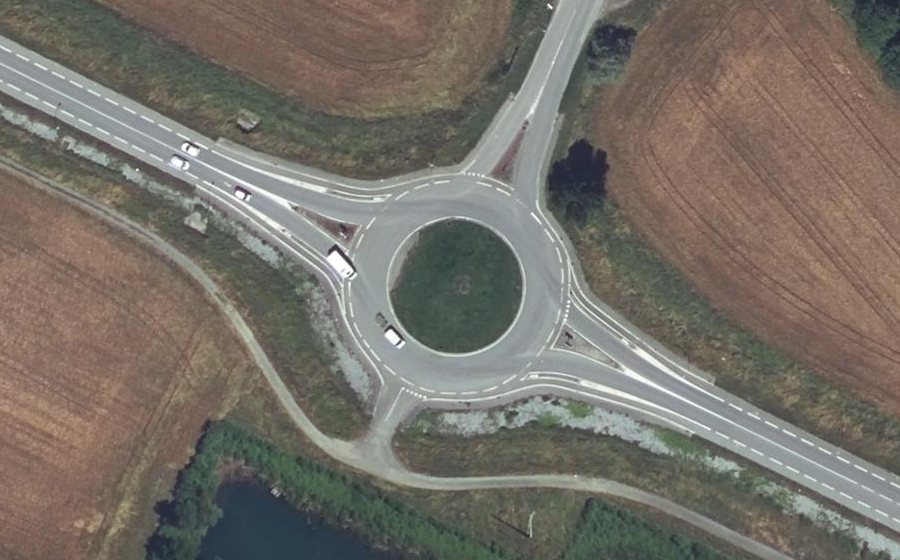 Vue aérienne du Rond-point anonyme n°37735842